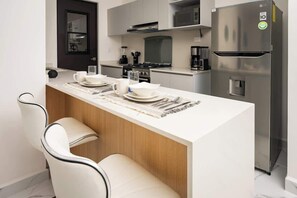 Mikrowelle, Ofen, Herdplatte, Wasserkocher mit Kaffee-/Teezubehör