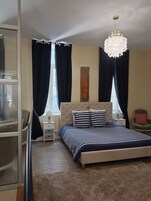 Loft Deluxe | Espacio para trabajar con un portátil y cortinas opacas