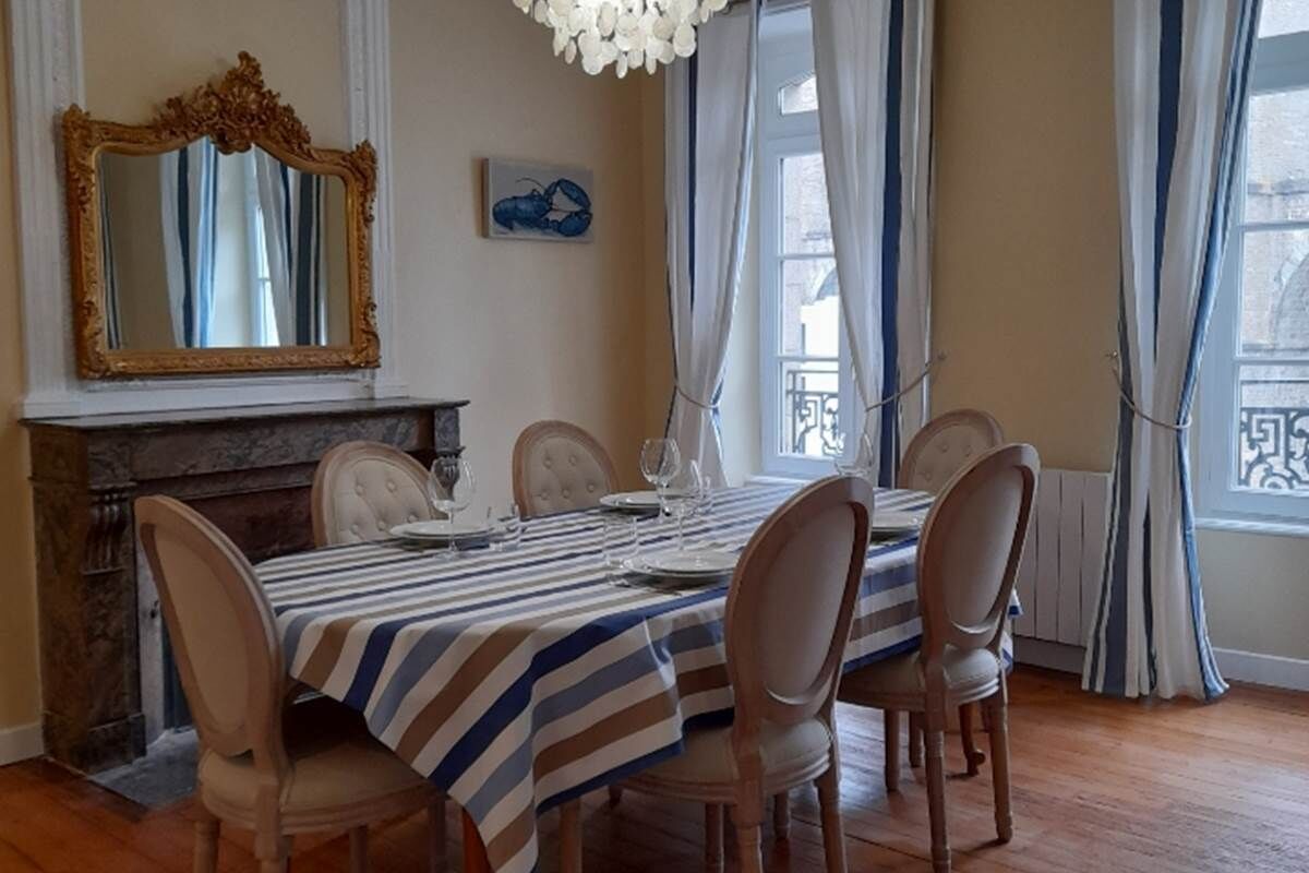 Deluxe penthouse, 1 kingsize bed, keuken, uitzicht op de stad | Woonruimte | Een open haard