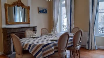 Deluxe penthouse, 1 kingsize bed, keuken, uitzicht op stad | Woonruimte | Een open haard