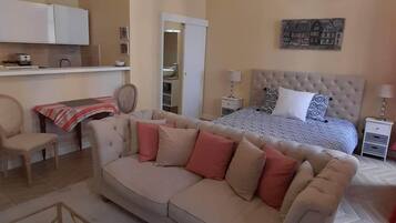 Suite Junior, vue ville | Cuisine privée | Grand réfrigérateur, micro-ondes, four, plaque de cuisson
