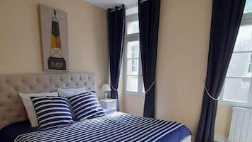 Espacio para trabajar con un portátil y cortinas opacas