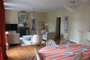 Apartamento Deluxe | Zona de estar | Una chimenea