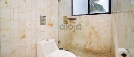 Een douche, een haardroger, handdoeken