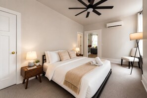 1 bedroom, desk, iron/ironing board, WiFi - Airy, Elegant 1bd Apartment, Steps from Everything (Cincinnati)