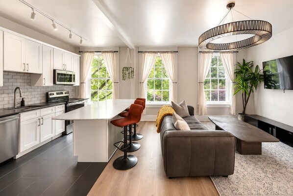 Interior - Airy, Elegant 1bd Apartment, Steps from Everything (Cincinnati)