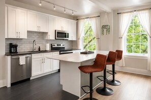 Fridge, microwave, oven, stovetop - Airy, Elegant 1bd Apartment, Steps from Everything (Cincinnati)