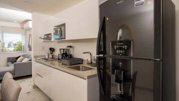 Geladeira, micro-ondas, cooktop, cafeteira/chaleira