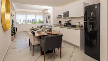 Coffee/tea maker, fridge, microwave, stovetop