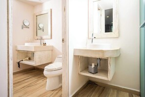 Douche, sèche-cheveux, shampoing