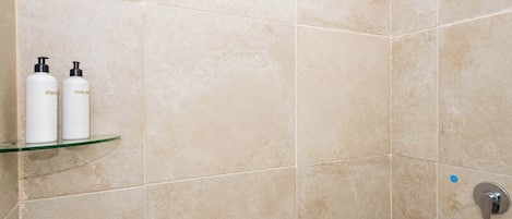 تجهيزات دش، مجففات شعر، مناشف