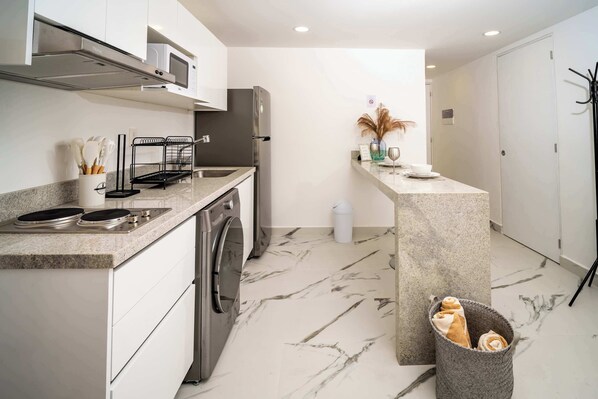 Réfrigérateur, micro-ondes, plaque de cuisson, cafetière/bouilloire