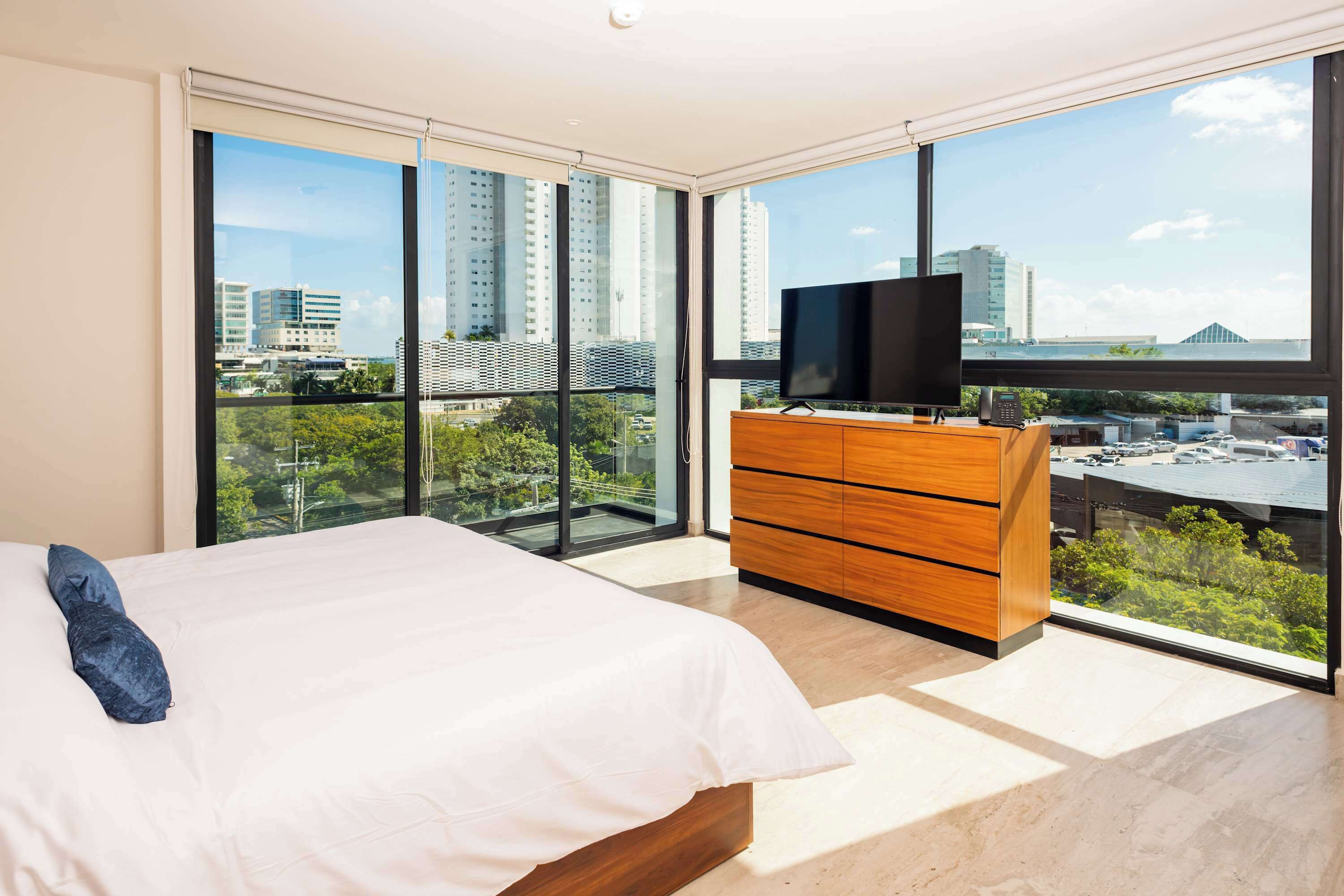 10 habitaciones, tabla de planchar con plancha, wifi y ropa de cama 