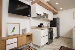 Kjøleskap, mikrobølgeovn, ovn og kokeplater