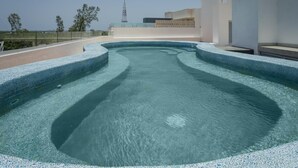Une piscine sur le toit offrant une vue dégagée sur les bâtiments et le paysage environnants.