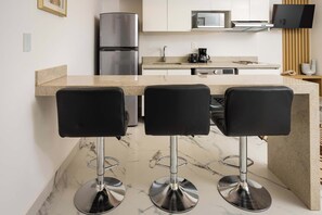 Jääkaappi, mikroaaltouuni, uuni, liesi