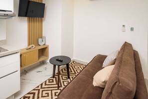 Een televisie en een open haard