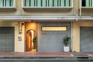 Unclassified image, 2 of 26, button - Swing By (Bangkok)