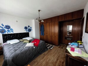 3 bedrooms, bed sheets