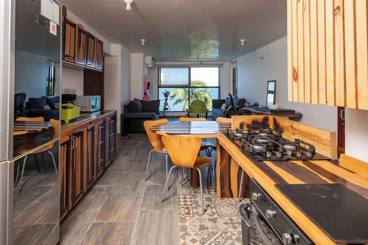 Jääkaappi, mikroaaltouuni, liesi, kahvin-/teenkeitin