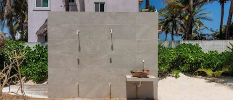 المنطقة المحيطة بالمنشأة