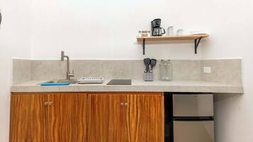 Fridge, stovetop, coffee/tea maker