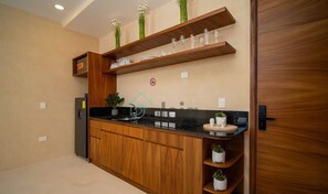 Kjøleskap, mikrobølgeovn, kokeplater og kaffetrakter/tekoker