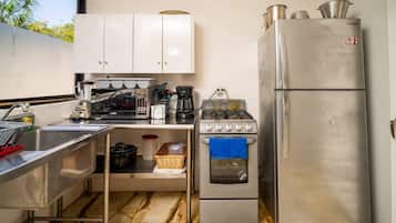 Een koelkast, een microgolfoven, een oven, een kookplaat