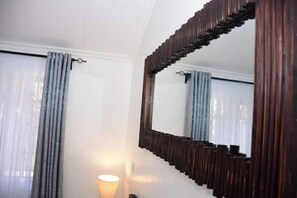 Interior - Zoya-1 Bed/rm, Deluxe+Home Office near JKI Airport (Nairobi)