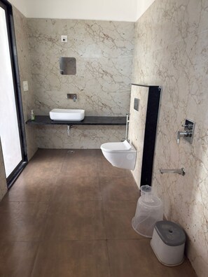 Regadera, toallas, jabón, papel de baño