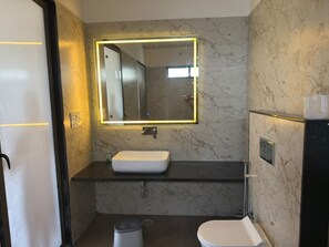 シャワー、タオル、石鹸、トイレットペーパー
