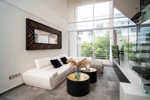 Televisie, een open haard en een kantoor