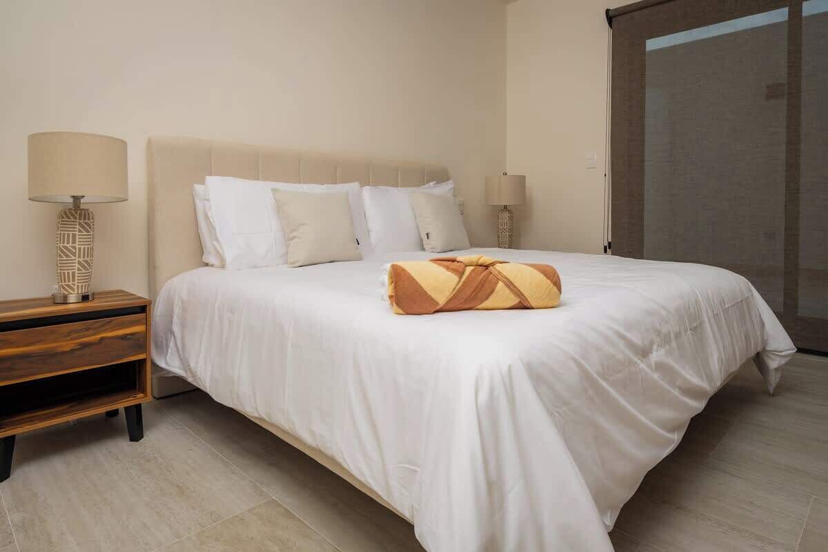 5 habitaciones, tabla de planchar con plancha, wifi y ropa de cama 