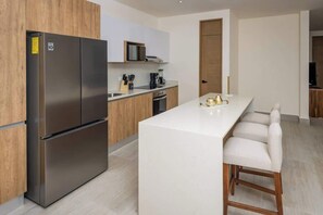 Kjøleskap, mikrobølgeovn, ovn og kokeplater