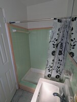 Ducha, artículos de tocador gratuitos, papel higiénico