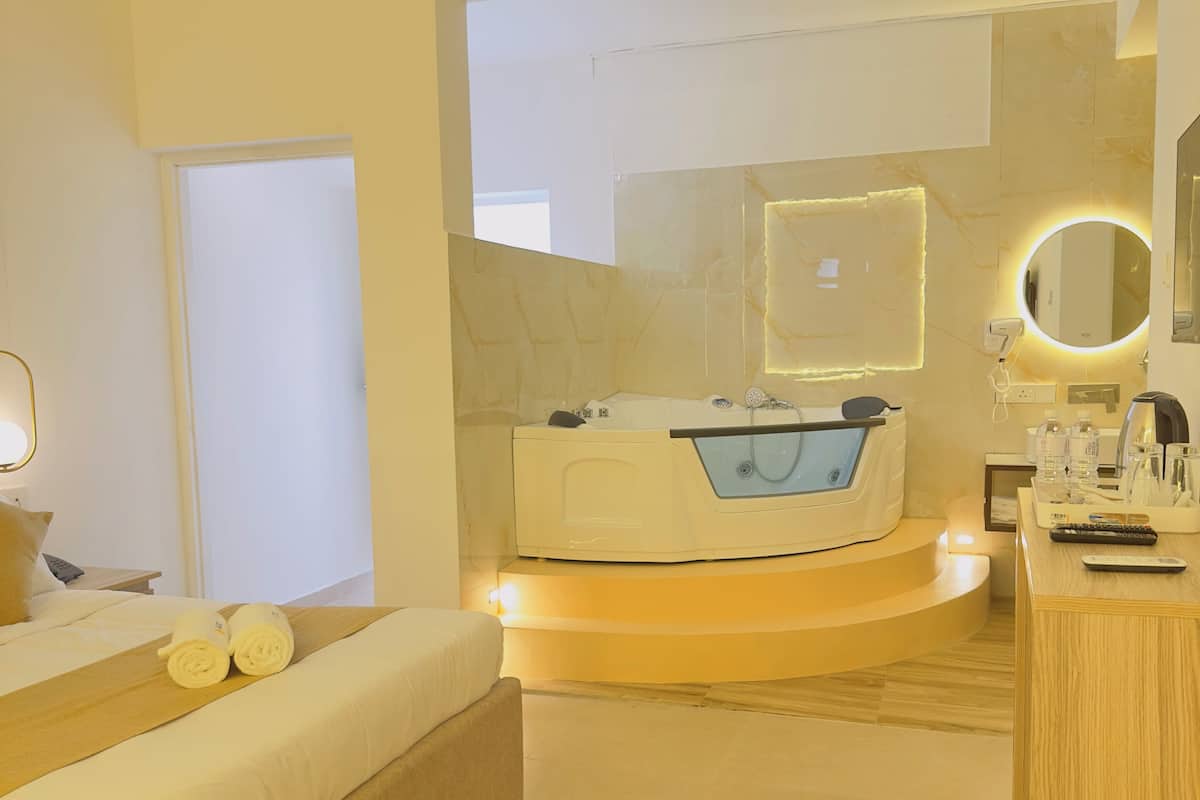 Executive Double Room, Courtyard View | In-room safe, blackout drapes, free WiFi