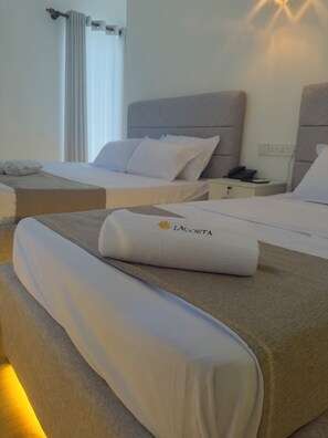 Habitación triple, balcón, vistas a la piscina | Caja fuerte, cortinas opacas, wifi gratis