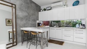 Refrigerador, microondas, cafetera y tetera y tostadora