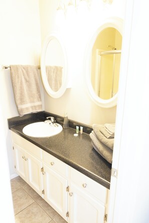 Secador de cabelo, toalhas de banho, sabonete, shampoo