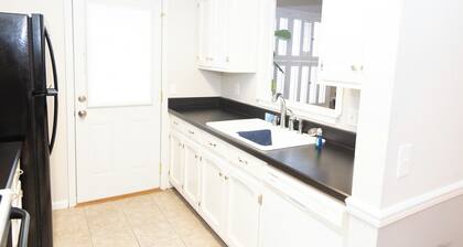 2BR/1.5BA Townhouse. 10 min to UA Campus, River Run Park & Downtown Northport