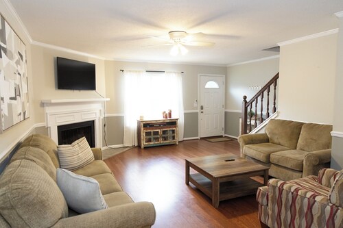 2BR/1.5BA Townhouse. 10 min to UA Campus, River Run Park & Downtown Northport