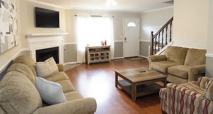 2BR/1.5BA Townhouse. 10 min to UA Campus, River Run Park & Downtown Northport