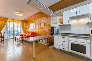 Kylskåp, mikrovågsugn, spishäll och kaffe- och tebryggare