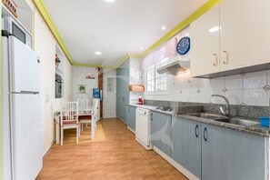 Kylskåp, mikrovågsugn, ugn och spishäll