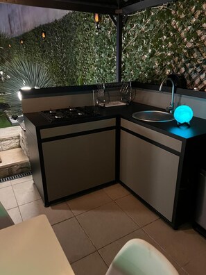 Microondas, horno, placa de cocina, lavavajillas