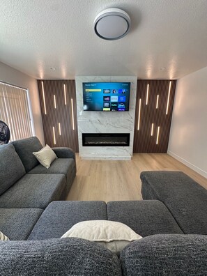 Living area - Spacious 4-bedroom house in wonderful San Diego with AC. Near Imperial beach. (San Diego)