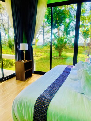 Tabla de planchar con plancha, wifi gratis y ropa de cama
