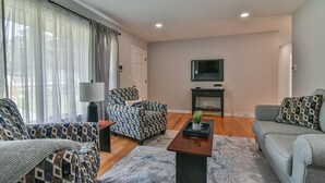 Unclassified image, 5 of 31, button - Red Door Getaway, Modern, Comfy, 15 Min to Asheville/5 Min to Weaverville (Weaverville)