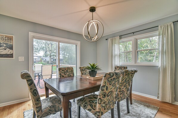 Dining - Red Door Getaway, Modern, Comfy, 15 Min to Asheville/5 Min to Weaverville (Weaverville)