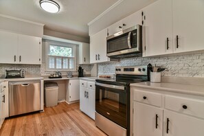 Fridge, microwave, oven, stovetop - Red Door Getaway, Comfortable & Modern, 15 Min to Asheville/5 Min to Weaverville (Weaverville)